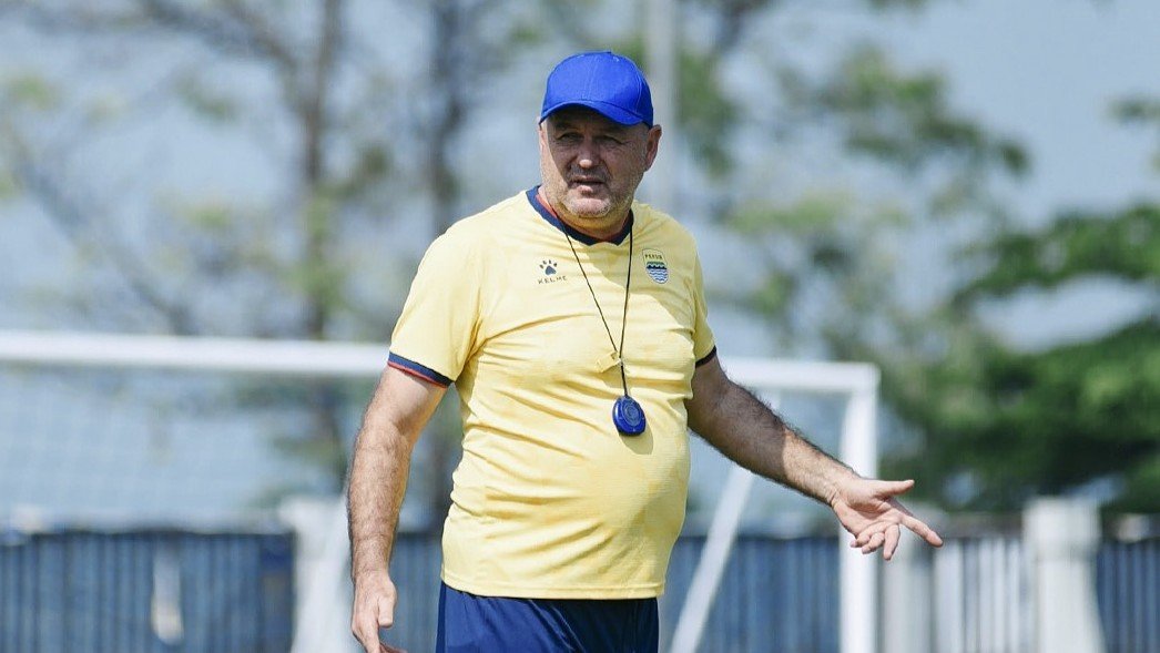 Tak Gentar Dihujani Kritik, Bojan Hodak Ajak Bobotoh Tetap Dukung Pemain di Setiap Kondisi